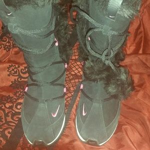 Girls or woman nike boots like new size 6.5